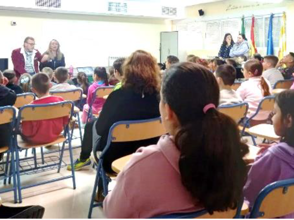 Coloquio en salón de actos con alumnos