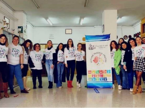 Profesoras y cartel de la Semana de la Mujer y la Niña en la Ciencia