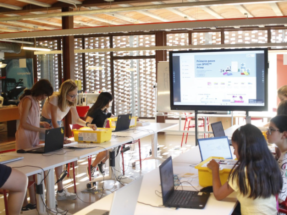 Alumnas en clase práctica de robótica