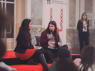 Imagen de la presentadora con Noah Higón Bellver en el escenario del evento