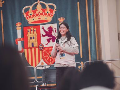 Imagen de Rocío Cerdán Martínez en el escenario del evento