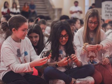 Imagen de 3 alumnas observando algas marinas