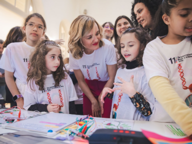 Ministra Pilar Alegría conversando con las alumnas