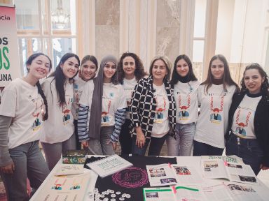 Imagen de la ministra Milagros Tolón con un grupo de chicas expositoras del evento