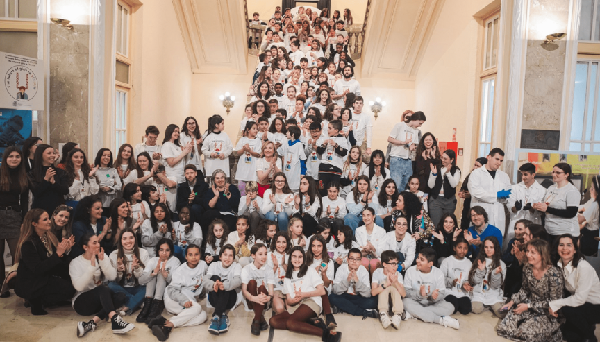 jóvenes y docentes participantes en la Feria Niñas en Pie de Ciencia junto a la Ministra Pilar Alegría