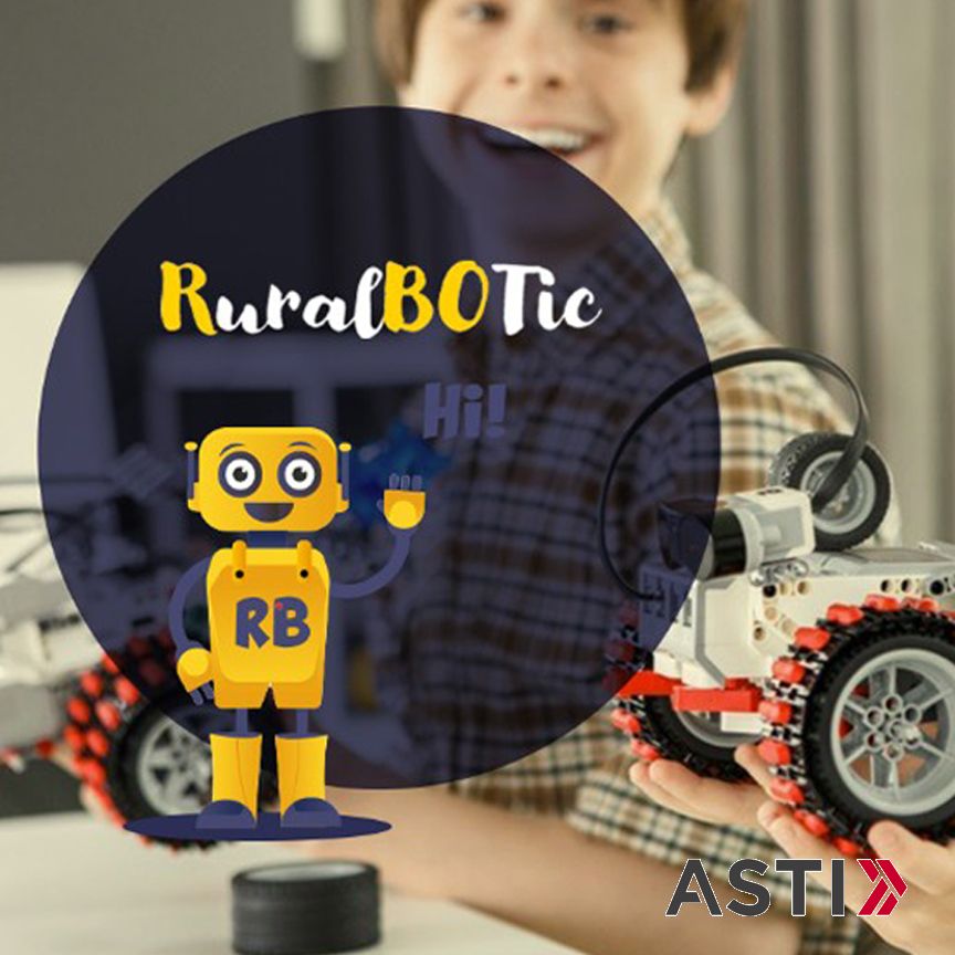 Niño detras del logo que pone Ruralbotoc con un  robot amarillo