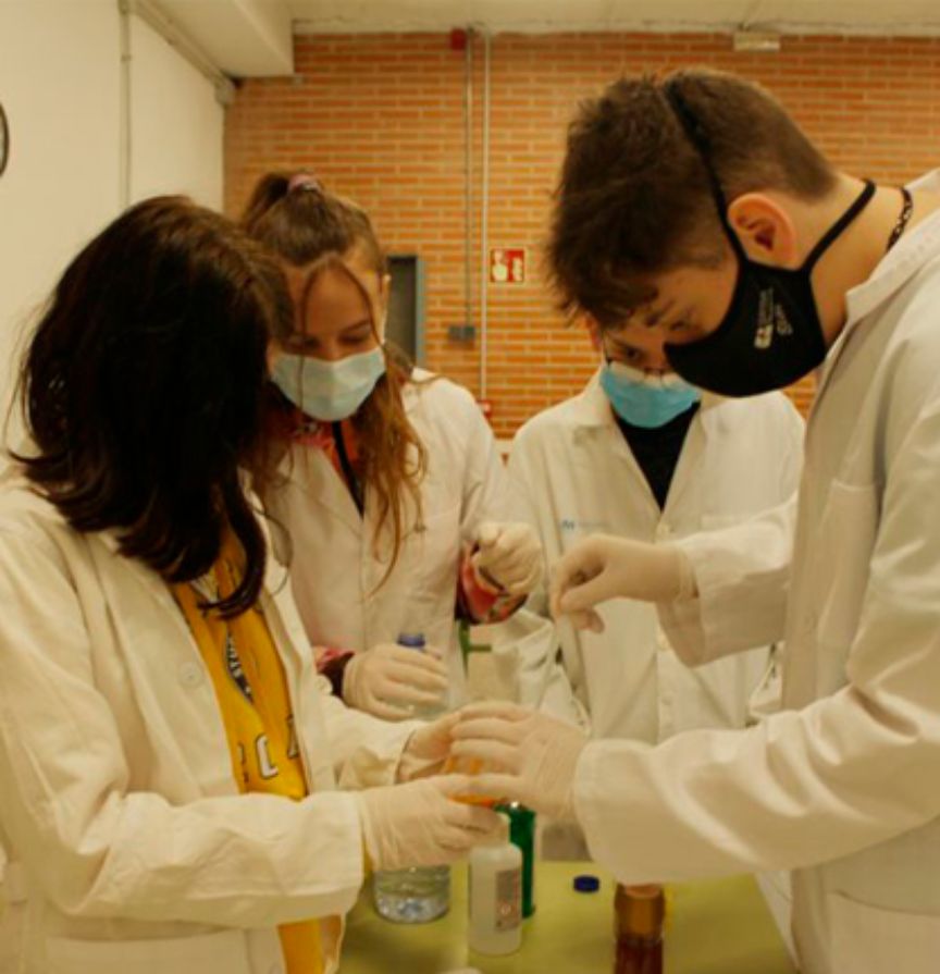 chicas y chicos en un laboratorio