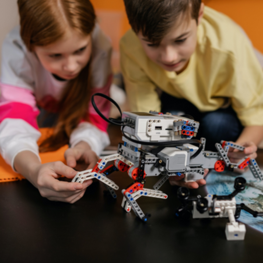 dos niños con un robot