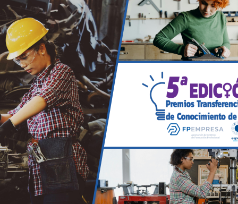 logo de los premios en el que hay tres mujeres haciendo distintos trabajos tecnológicos