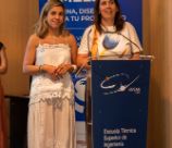 Imagen de dos mujeres exponiendo el reto Amelia