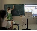 Una alumna atiende durante una clase semipresencial de Matemáticas