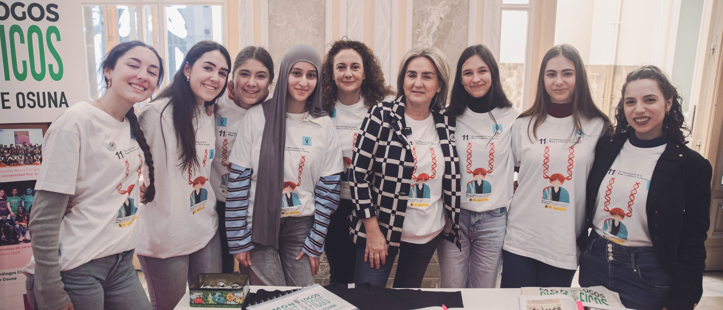 Foto del evento del 9 de febrero de 2026 Feria Niña y Mujer Ciencia de la ministra con unas chicas expositoras