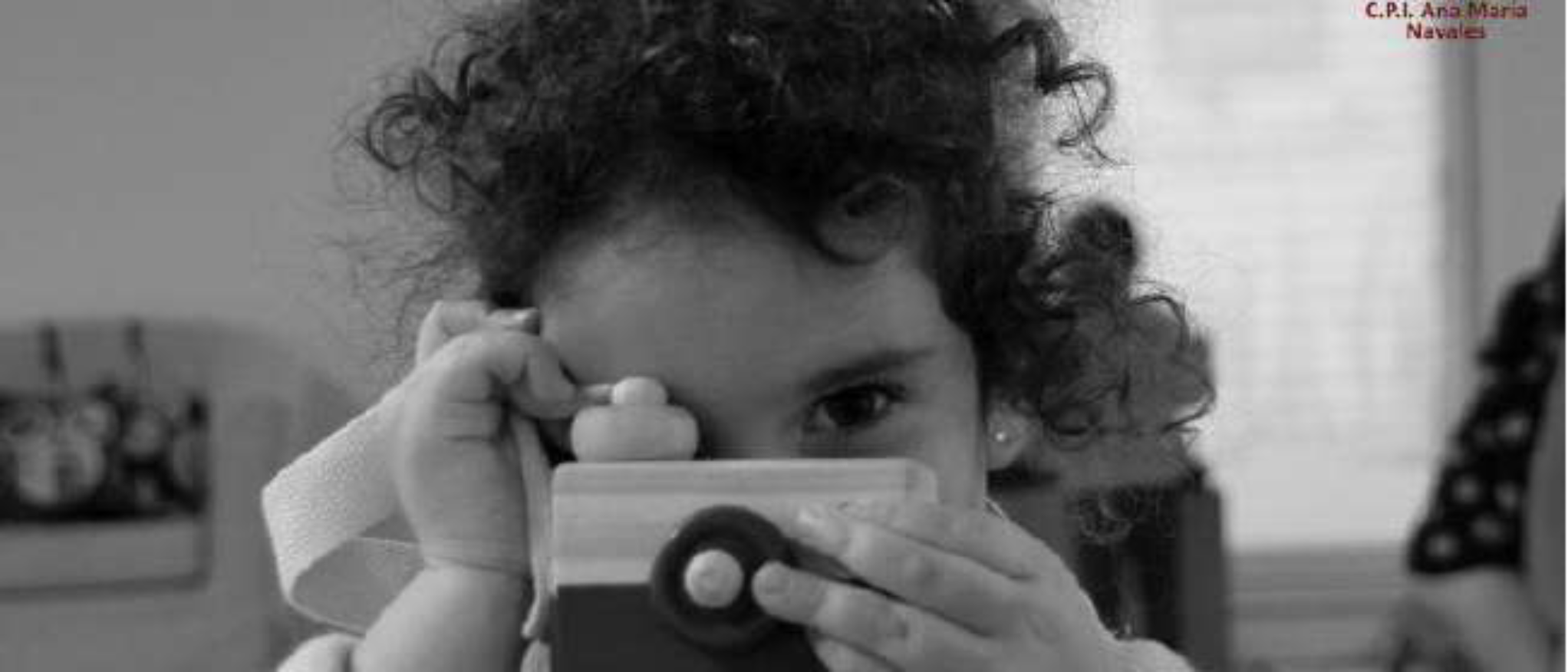 Imagen de alumna en aula sosteniendo un juguete