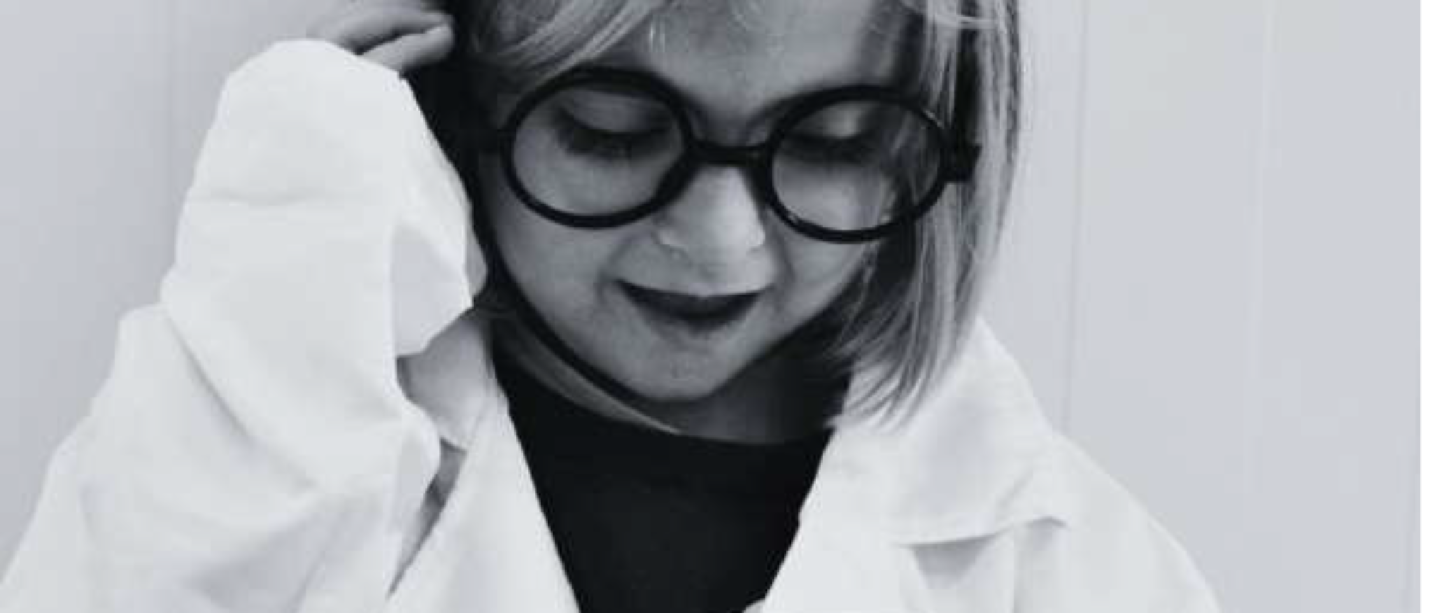 Imagen de alumna con bata blanca de científica