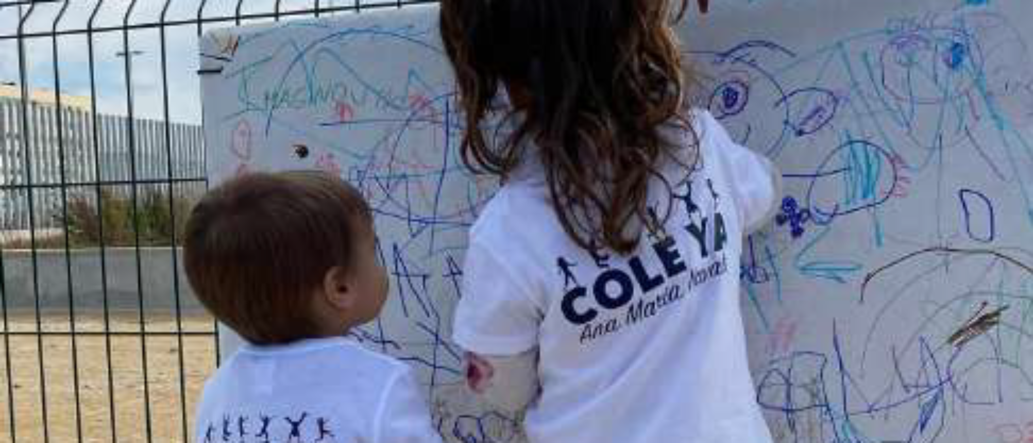 Imagen de dos alumnos pintando en un mural
