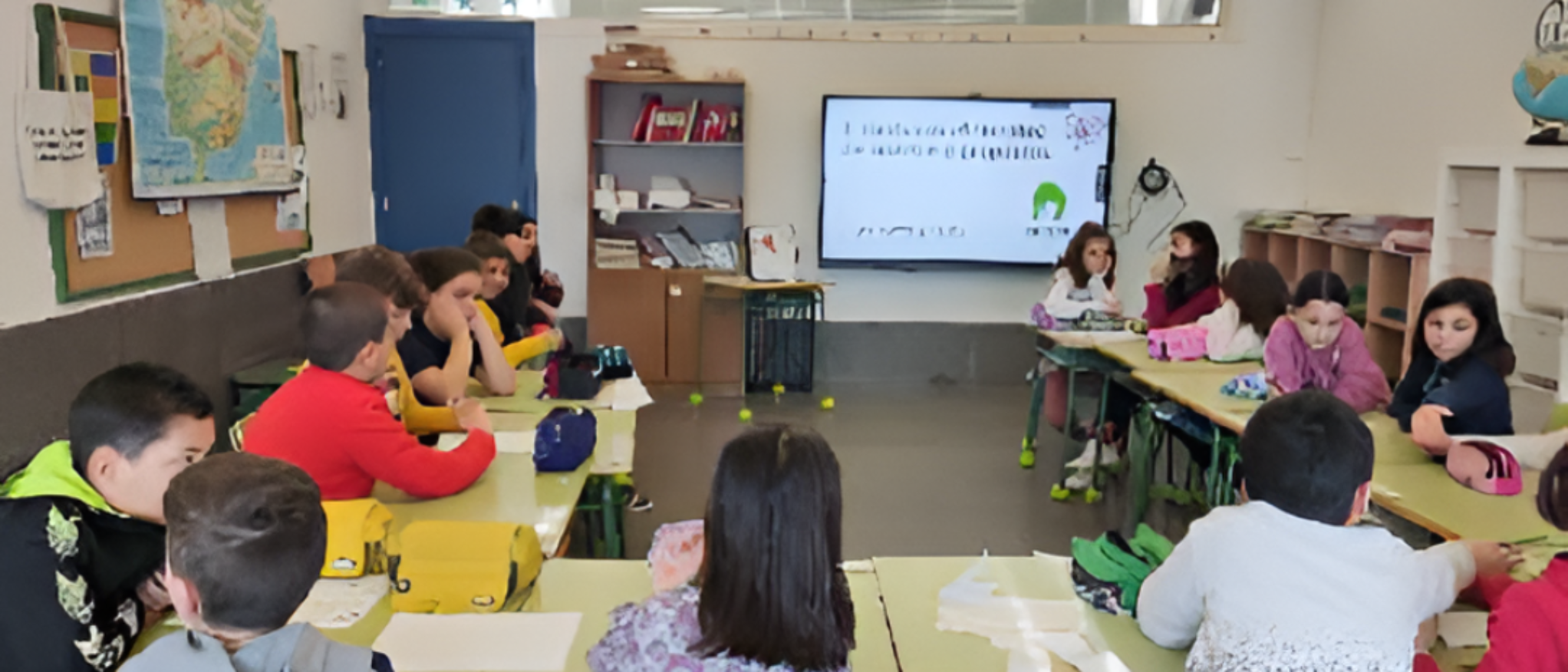 Alumnos en aula en taller lingüístico