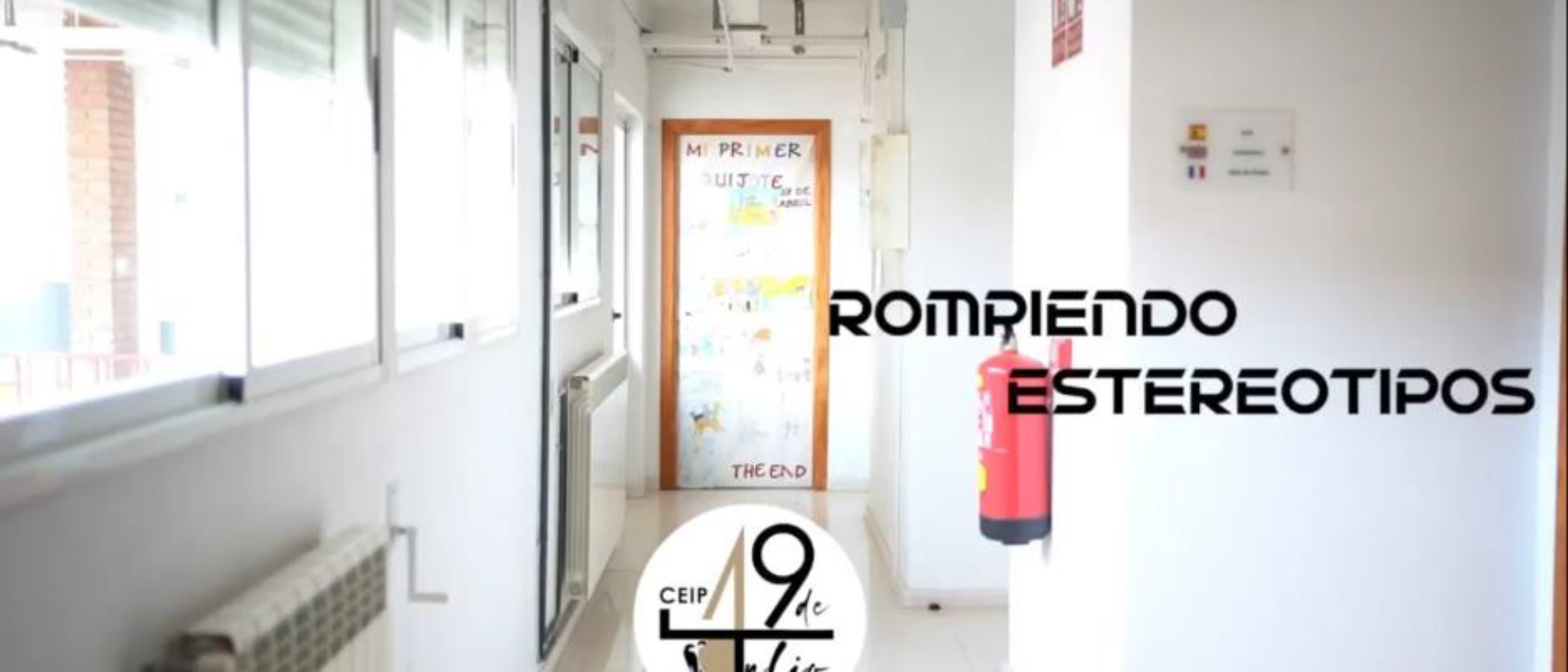 Cartel de Rompiendo Estereotipos con imagen del pasillo del Centro
