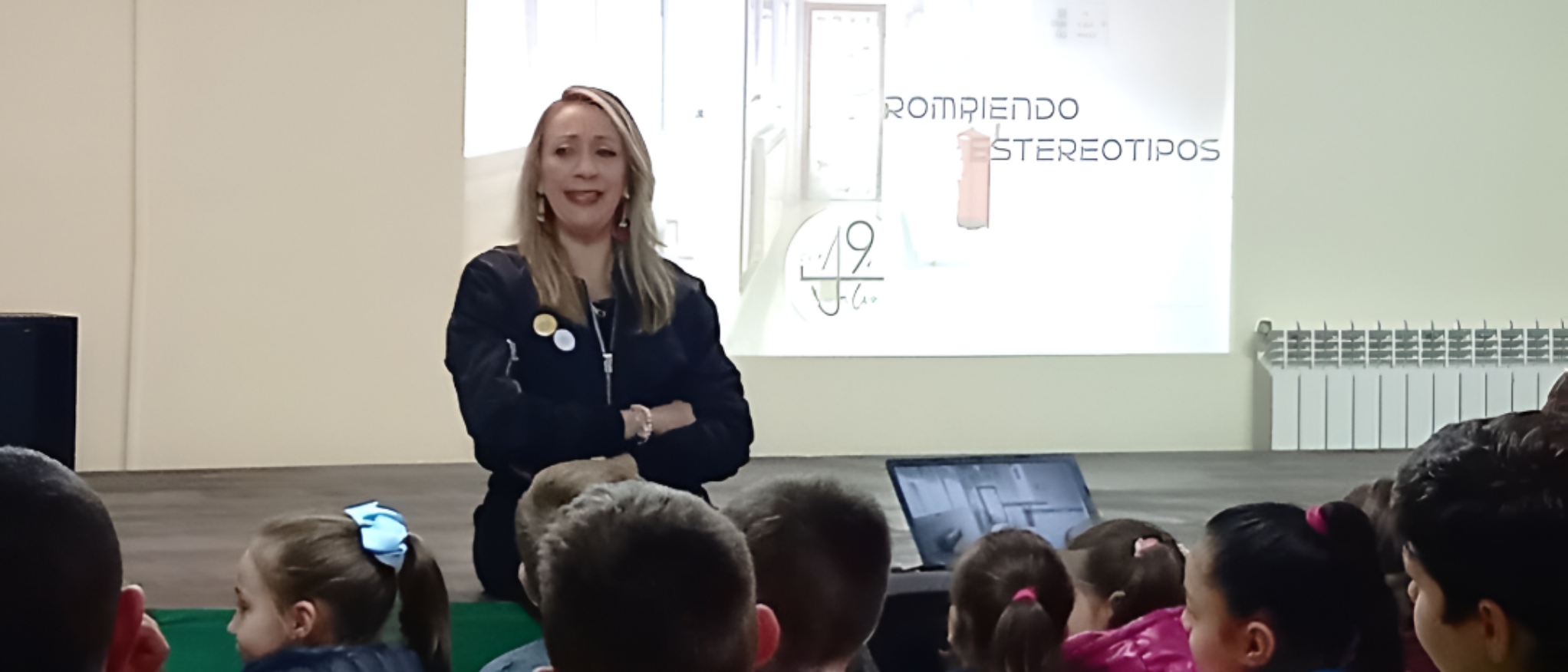 Coloquio sobre el vídeo en salón de actos con alumnos