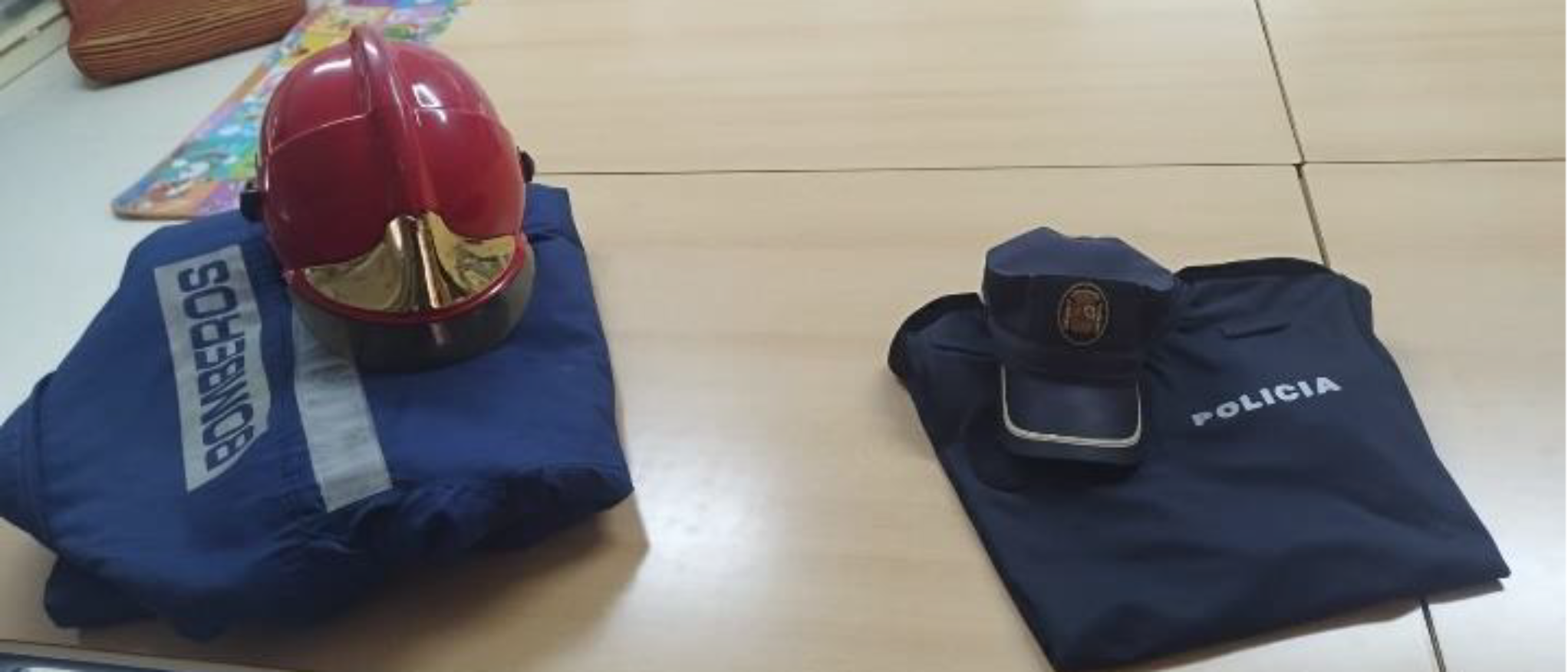Uniformes de bombero y policía