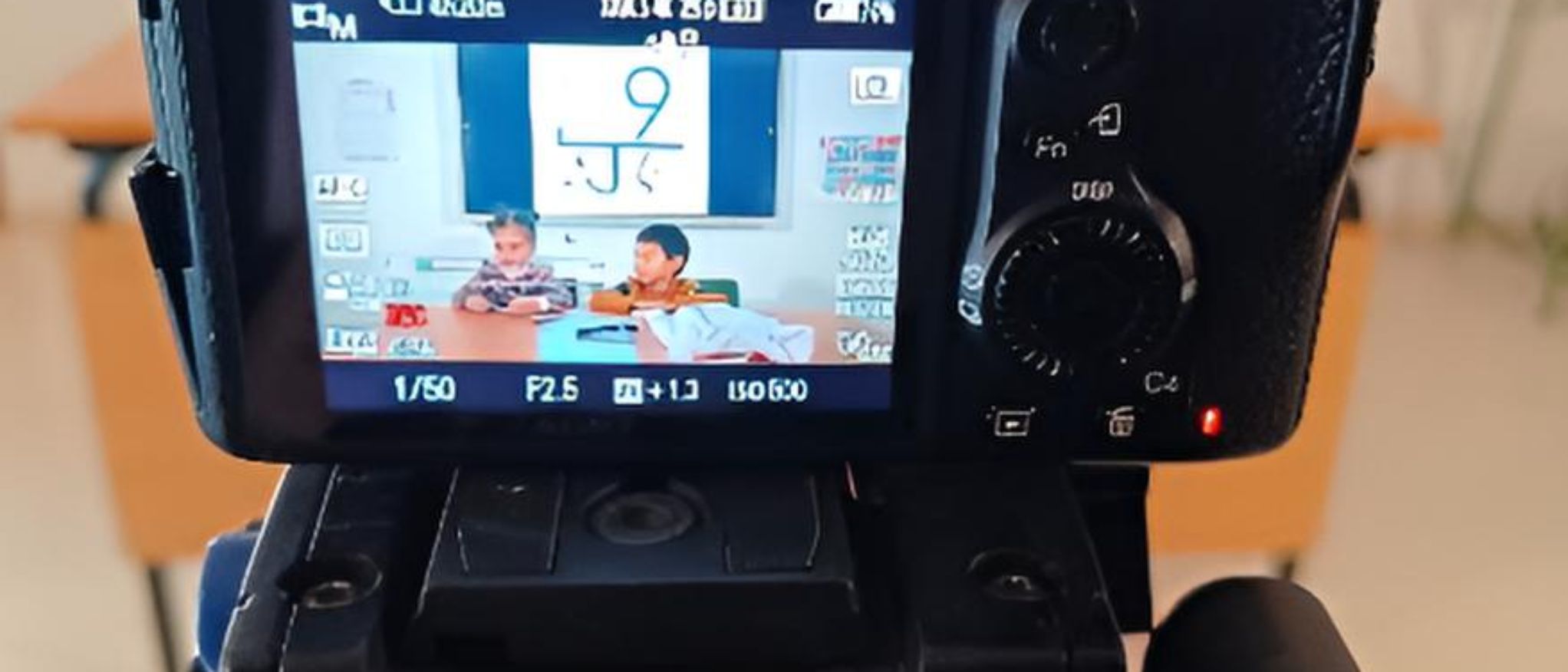 Cámara digital con imagen de 2 alumnos en la grabación