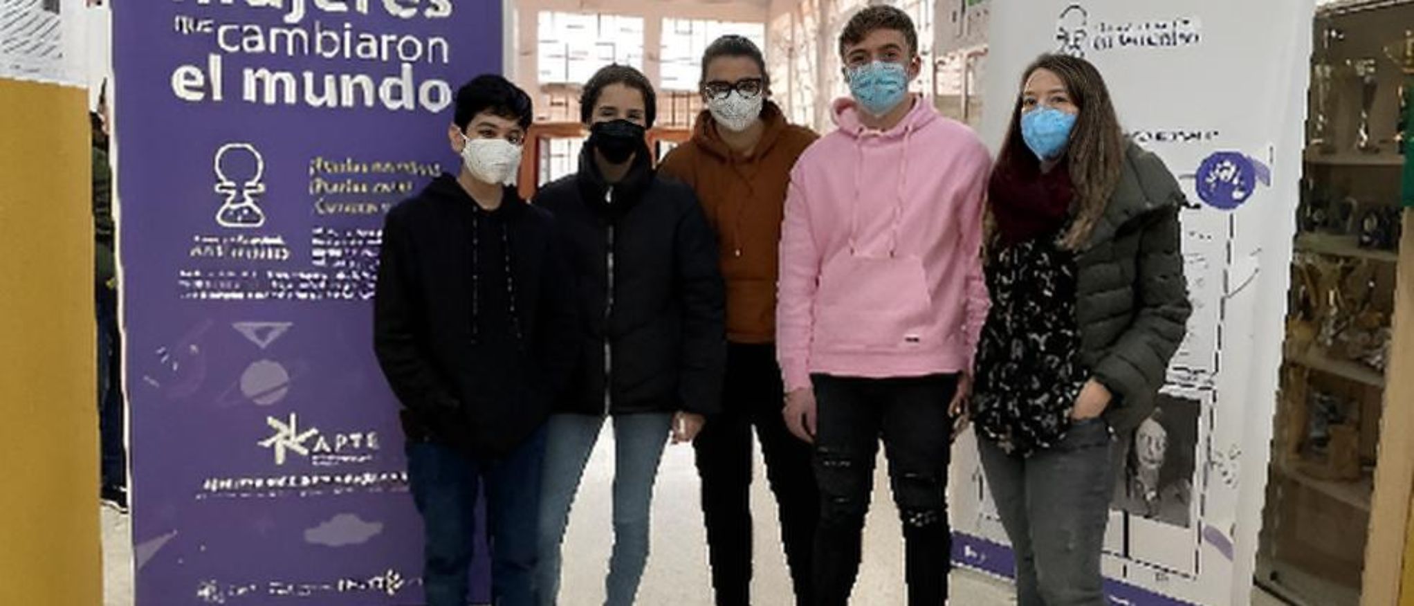 Alumnos de secundaria con carteles del evento