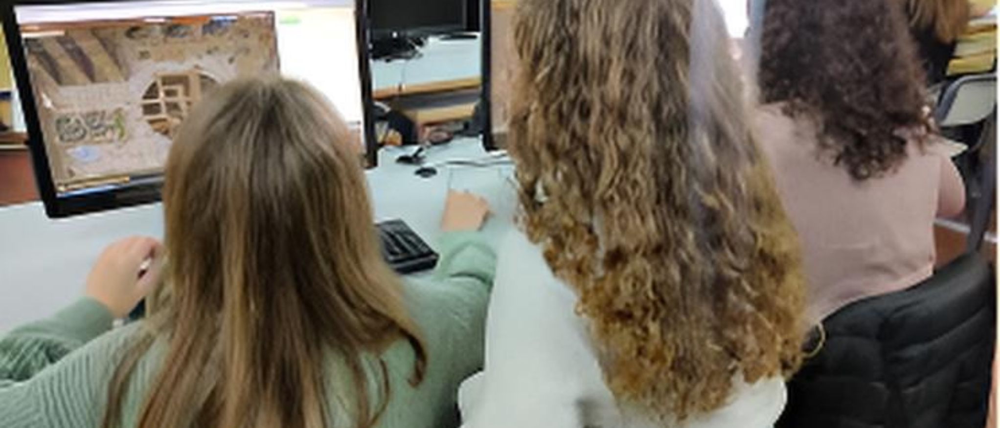 Imagen de 3 alumnas en taller de iniciación a la programación informática