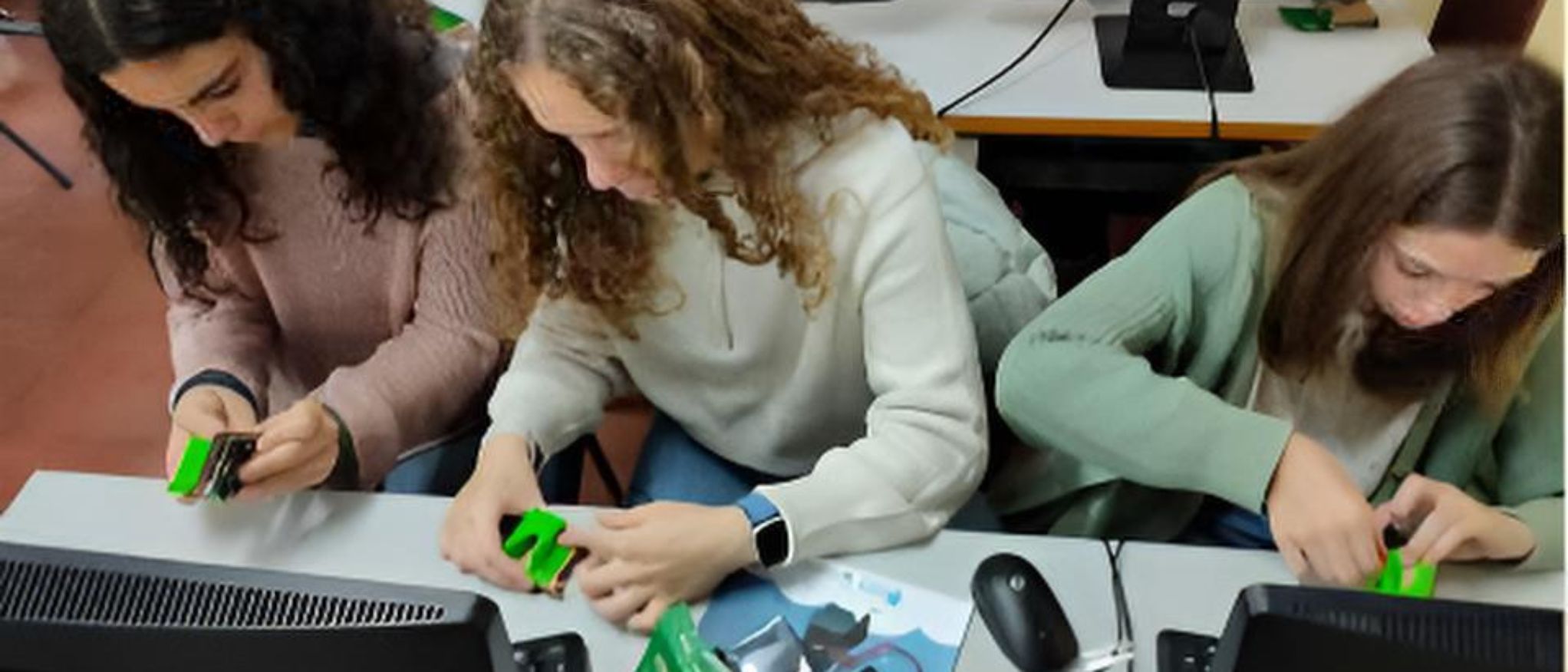 Imagen de 3 alumnas con sus kits de robótica