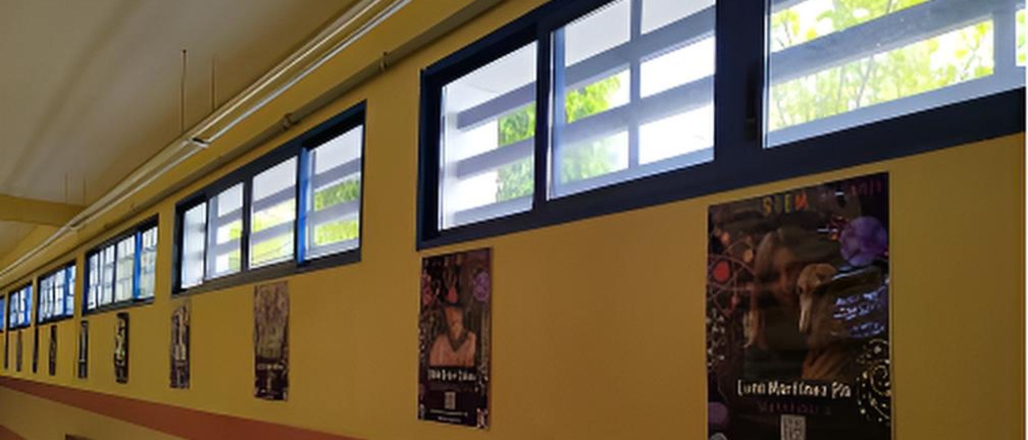 Imagen de exposición en los pasillos de los carteles impresos de la iniciativa Mujeres STEM del Santa