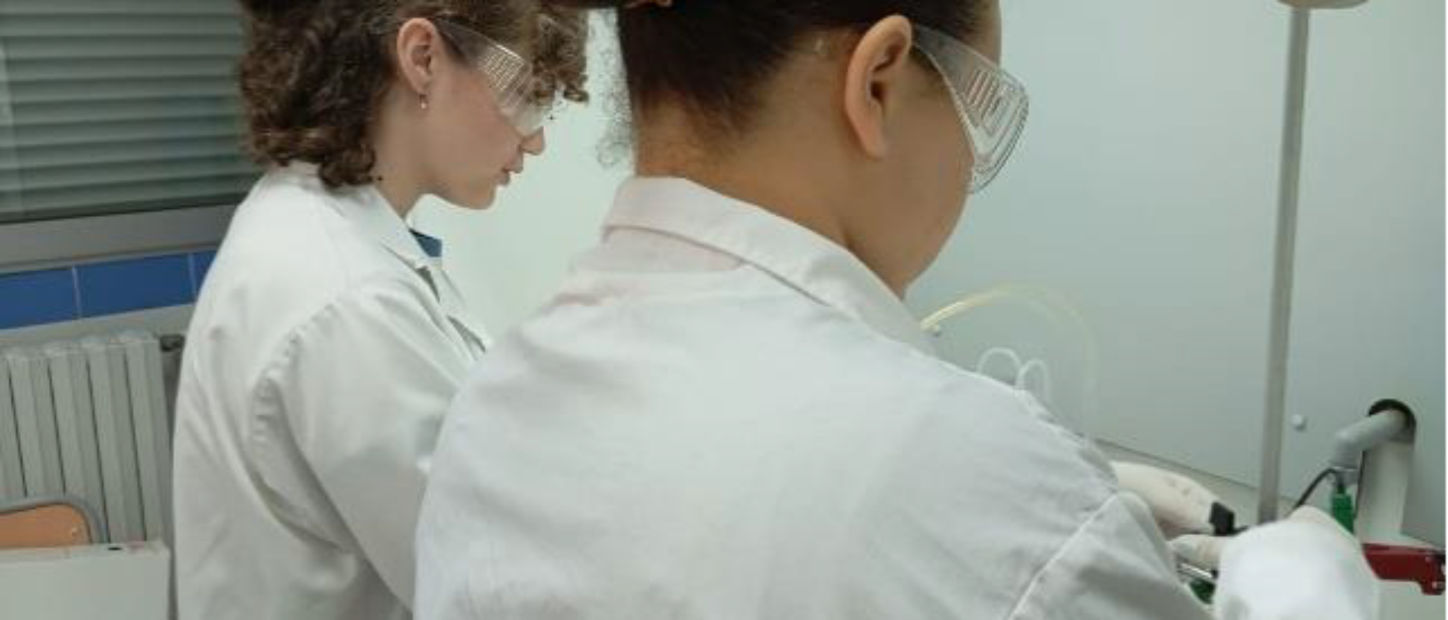 Imagen de 2 alumnas en la actividad A2 en el laboratorio de química