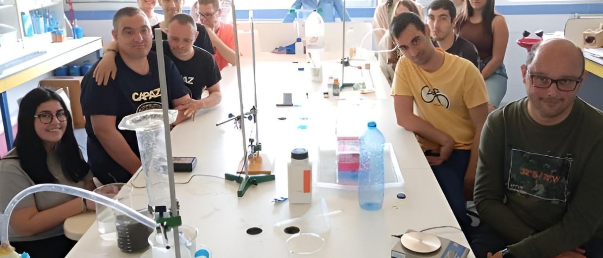 Imagen de todos los usuarios de la Asociación Capaz en la actividad A7