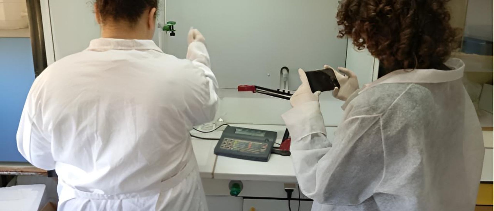 Imagen de 2 alumnas haciendo mediciones en el laboratorio de química dentro de la actividad A2