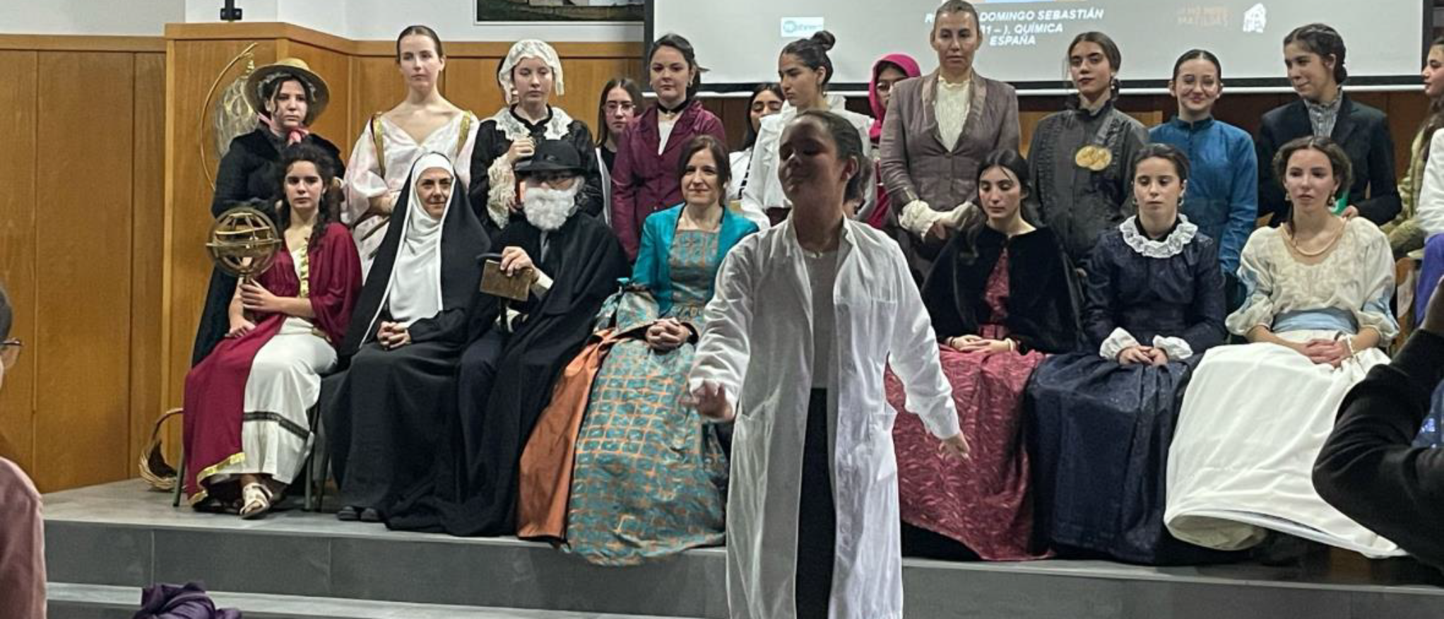 Alumnas en obra de teatro