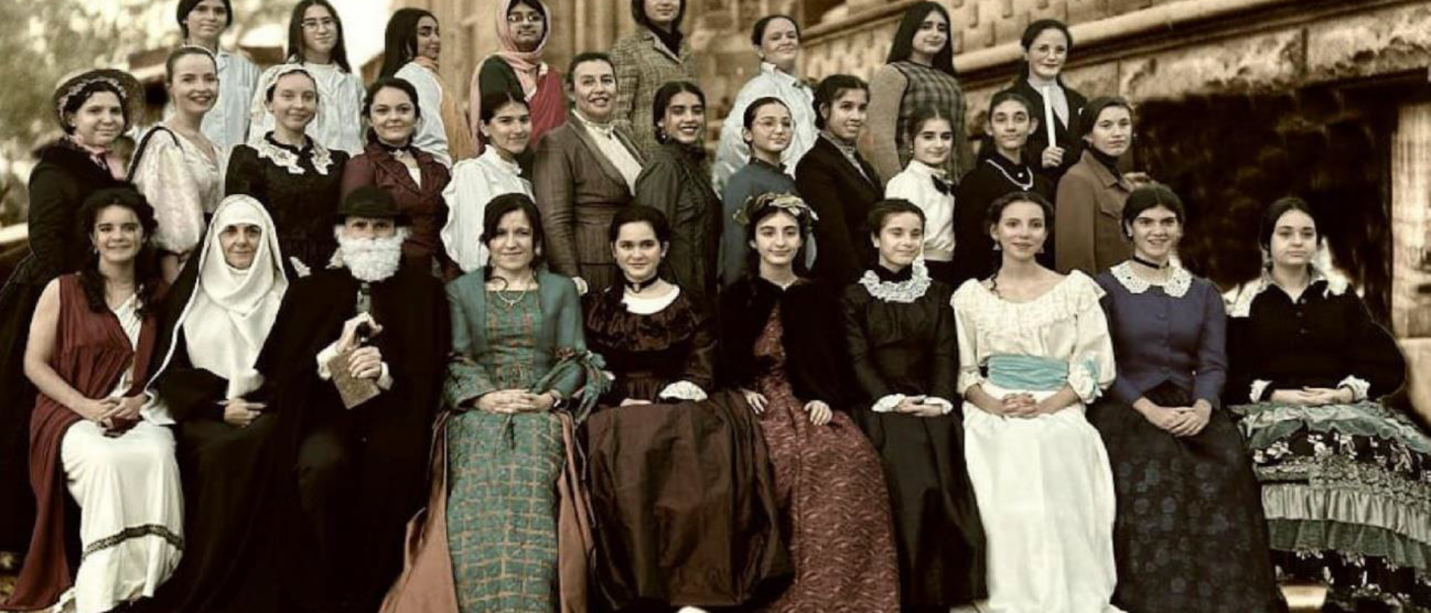 Imagen alumnas representando a personajes femeninos "olvidados"