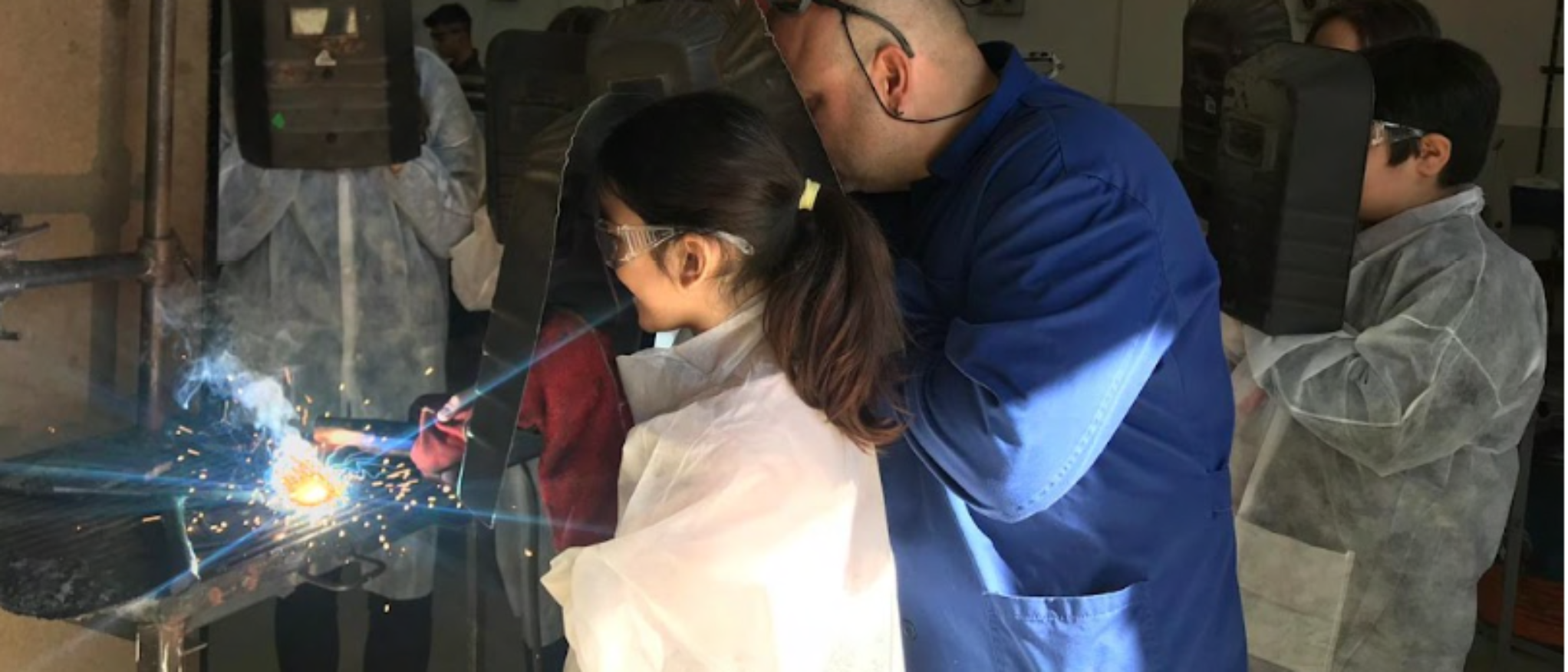 Alumnas en taller de soldadura