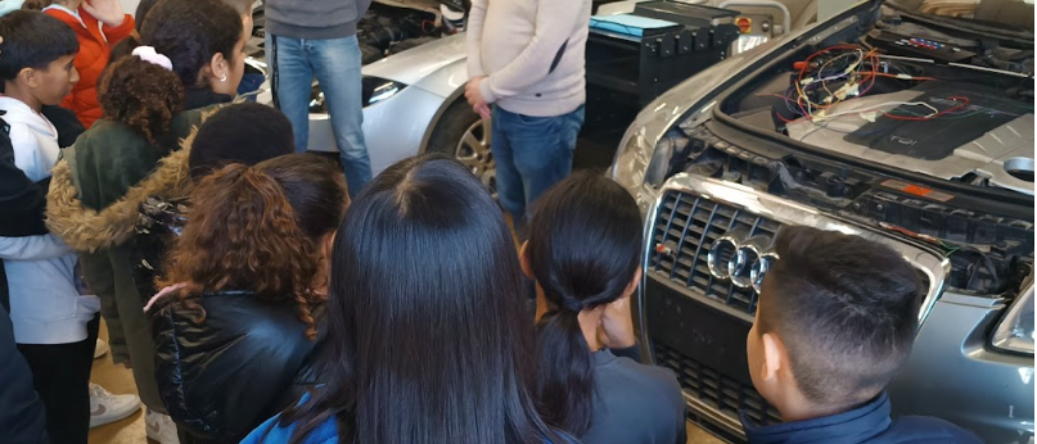 Imagen de alumnos en taller de automoción