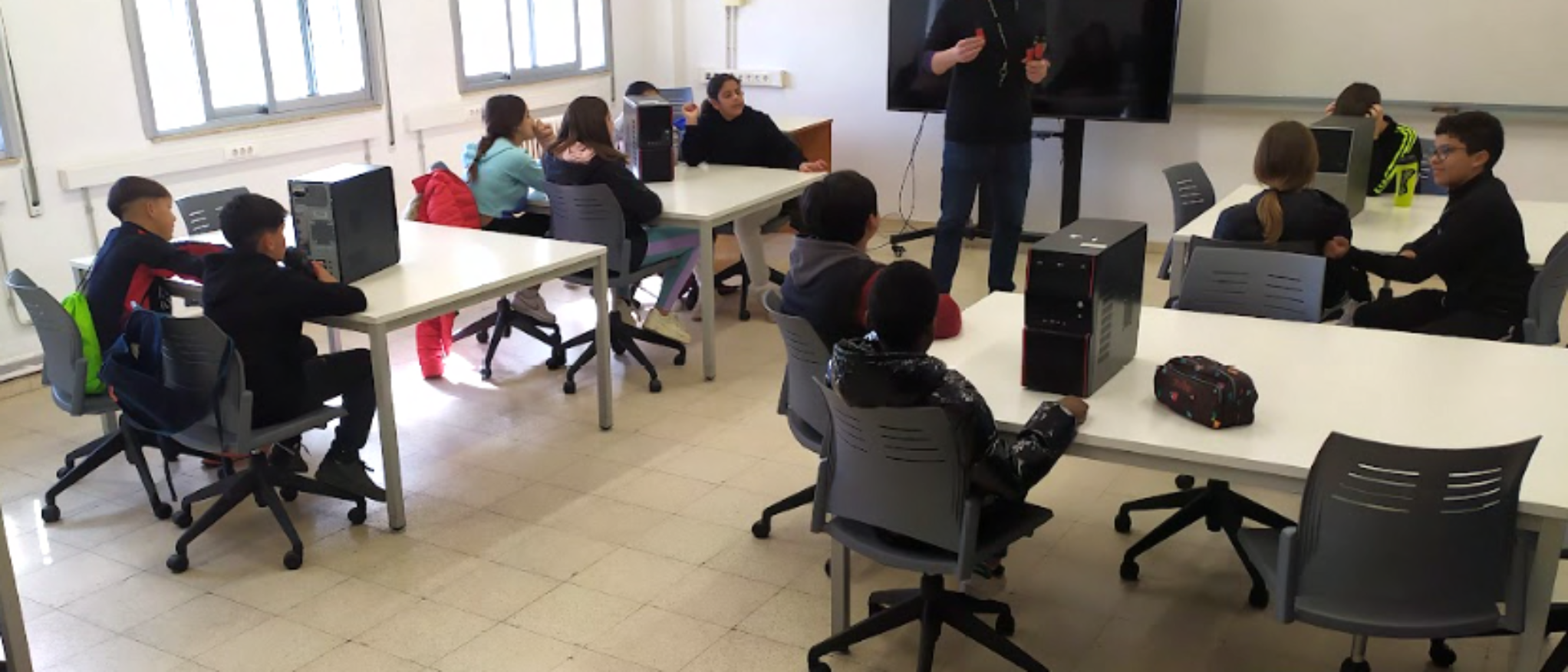 Imagen de alumnos en taller de informática