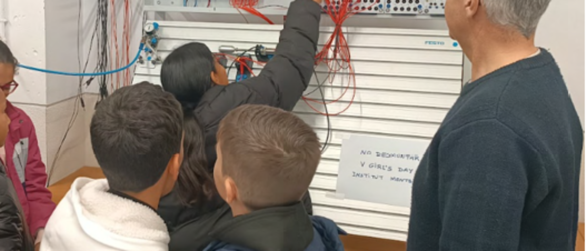 Alumnos en taller de electrónica