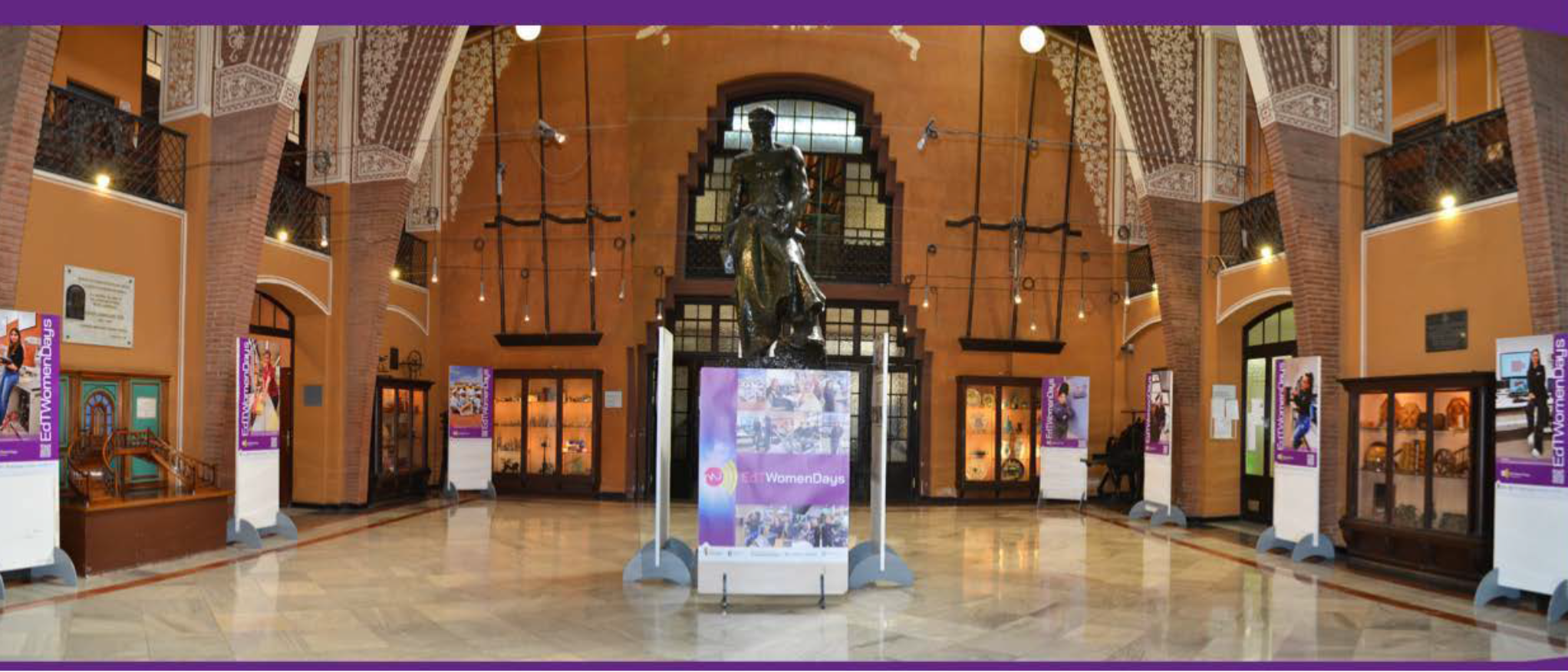 Carteles en jornada de trabajo entre empresas y centros educativos