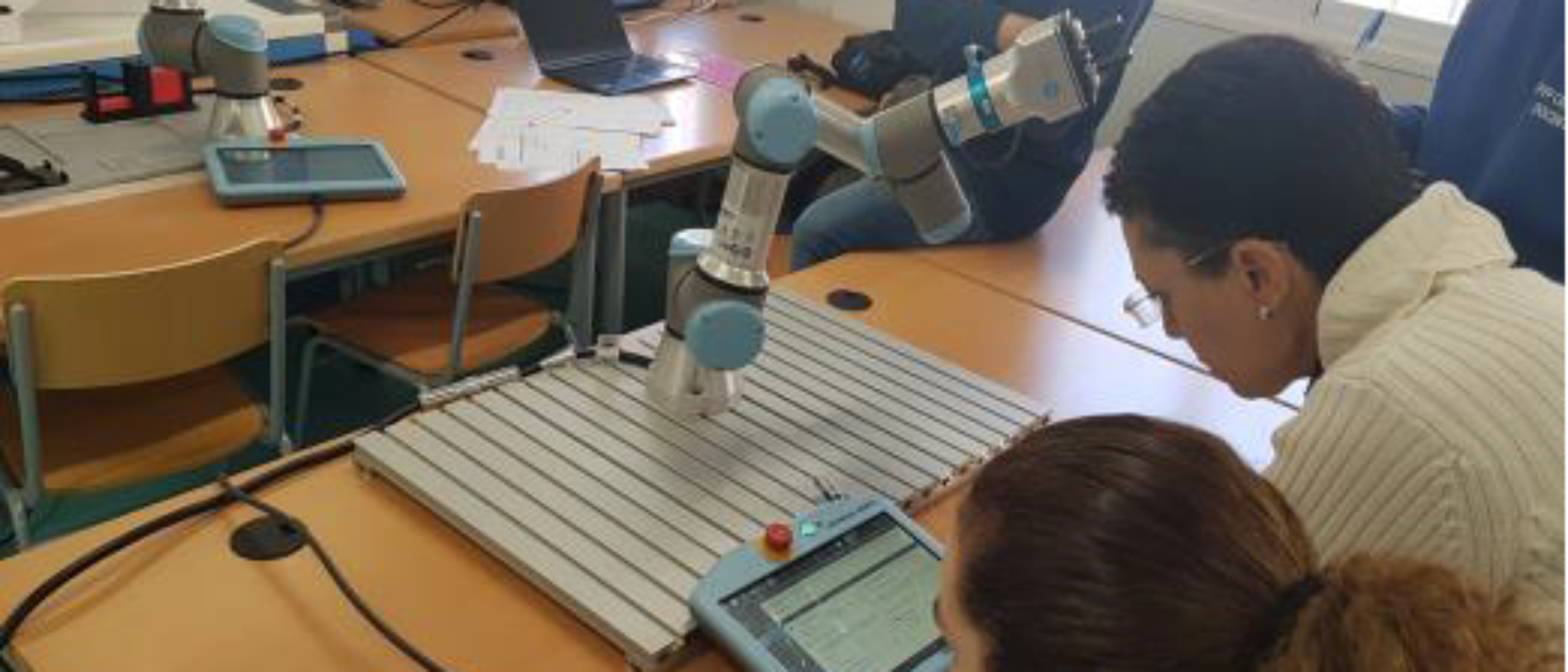 Imagen de taller intermodular e interdepartamental con docentes