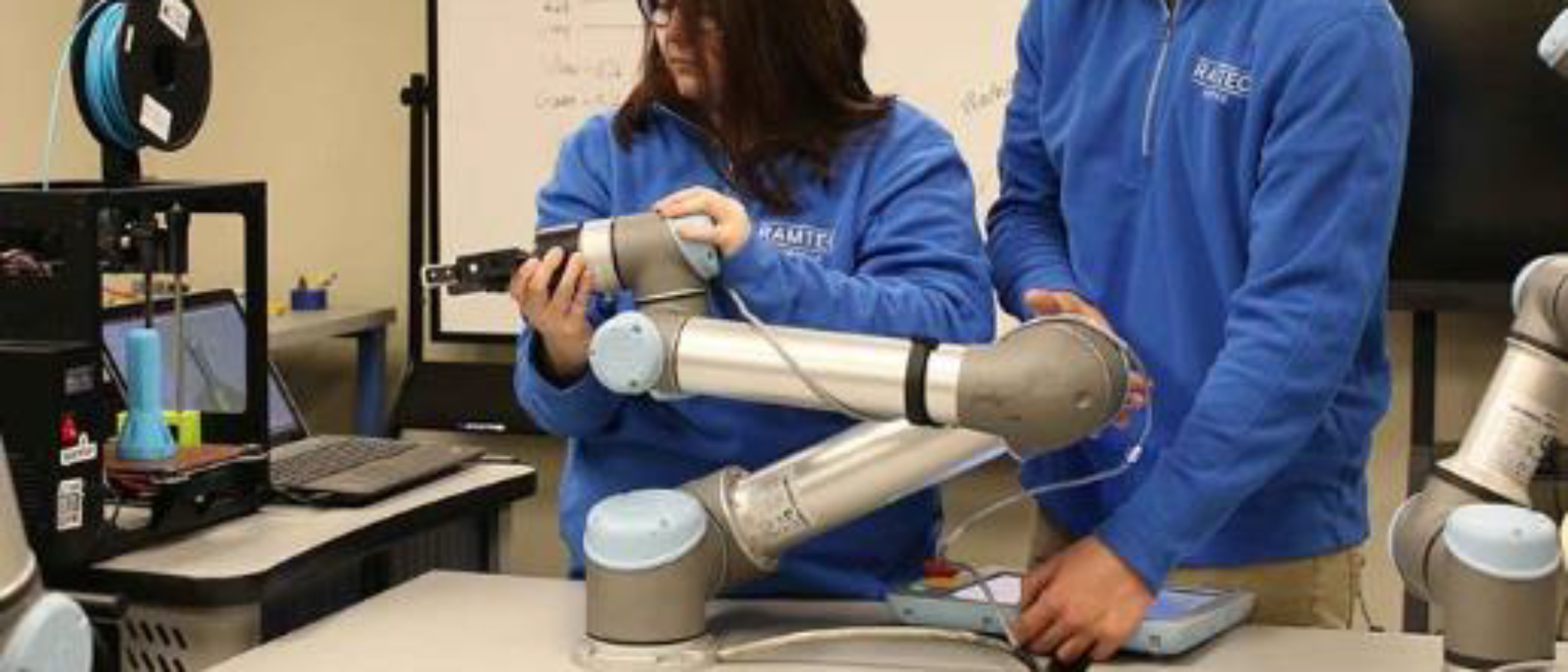 Alumnos con el cobot