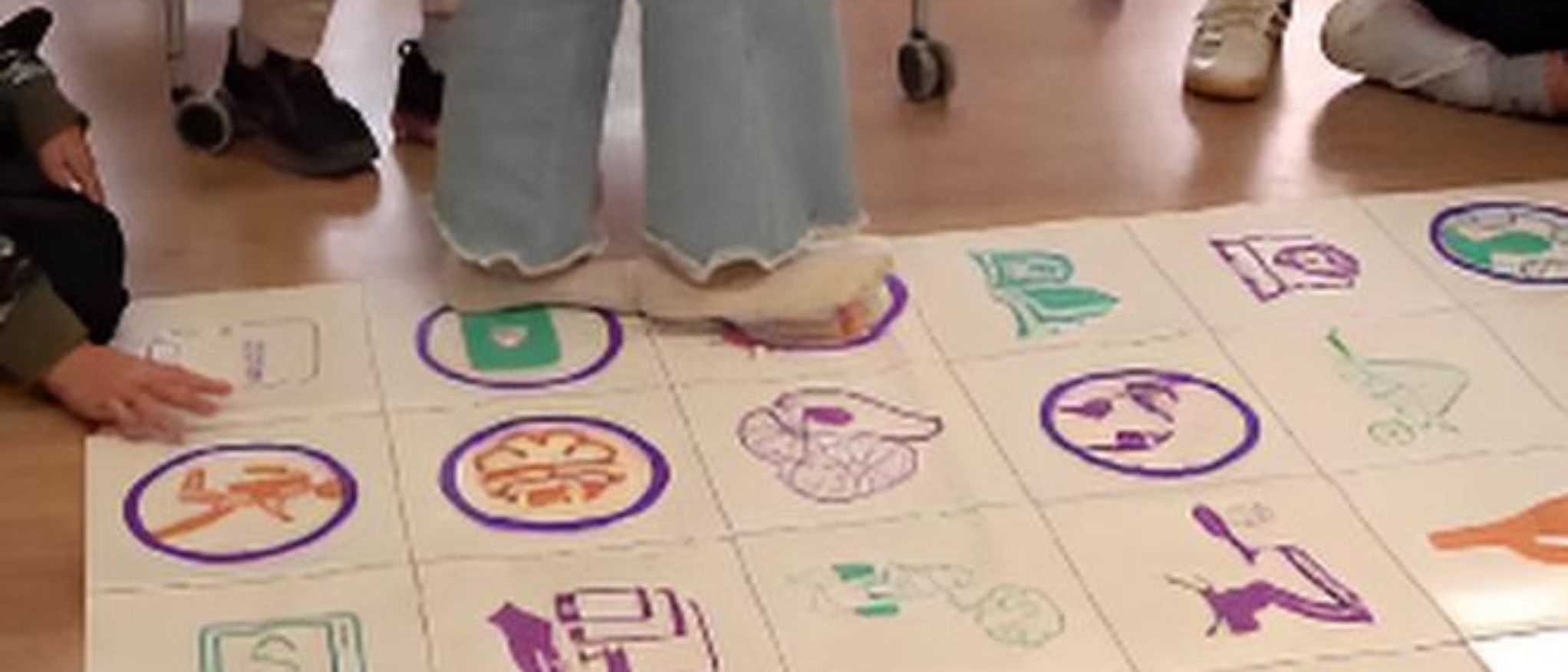 Imagen de juego que consiste en relacionar el icono con la mujer seleccionada