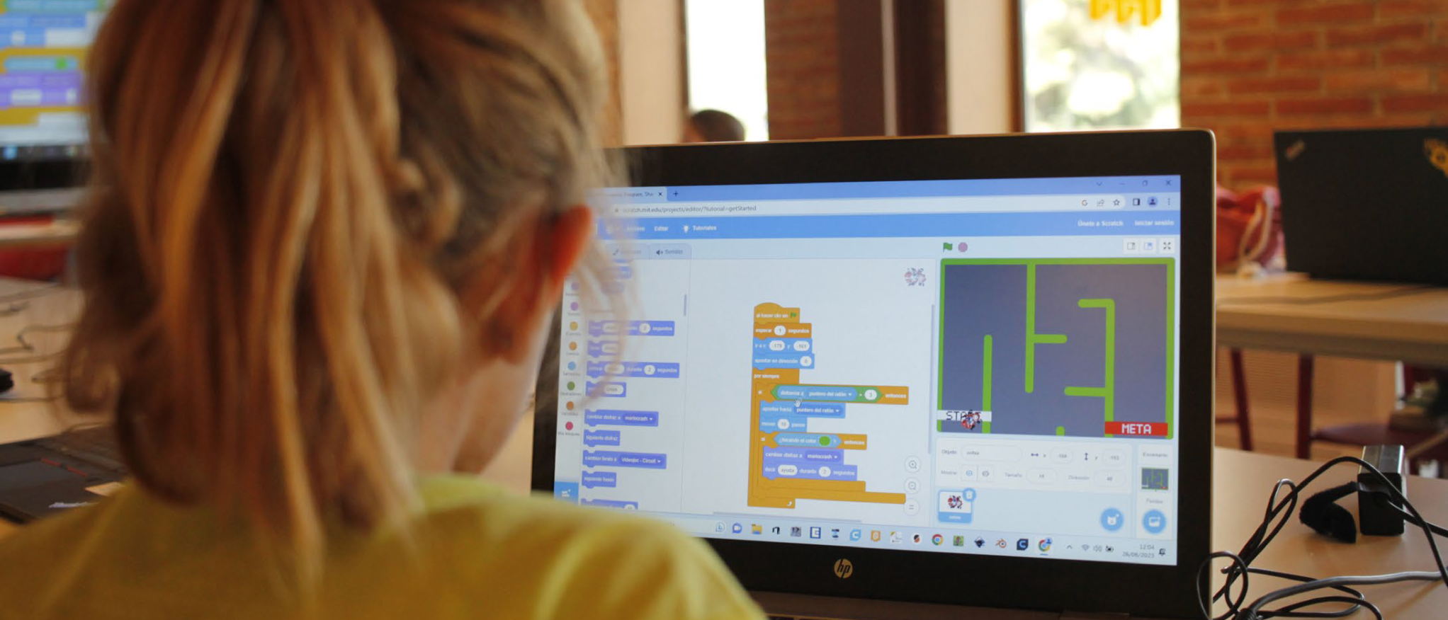 Imagen de alumna con ordenador portátil