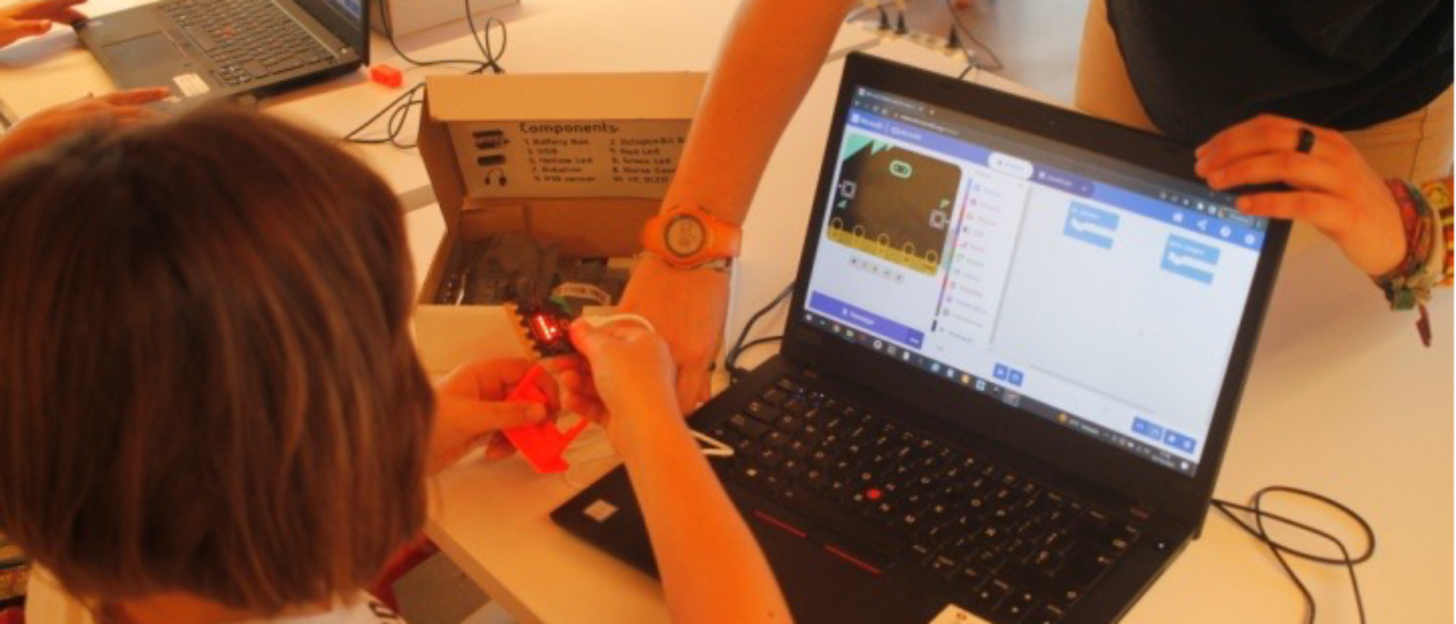 Imagen de alumna aprendiendo a programar