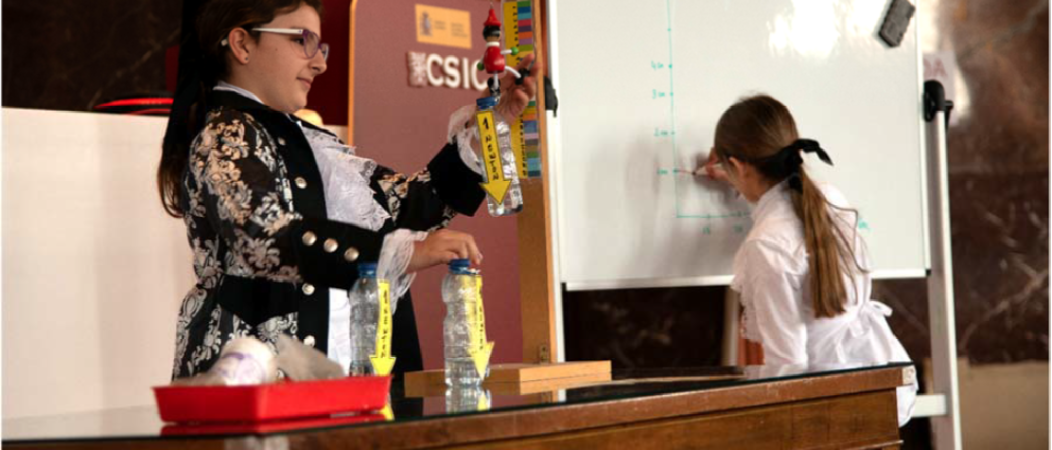 Imagen de presentación por parte de 2 alumnas de la ley de Hooke