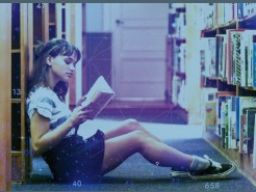 Chica joven leyendo un libro